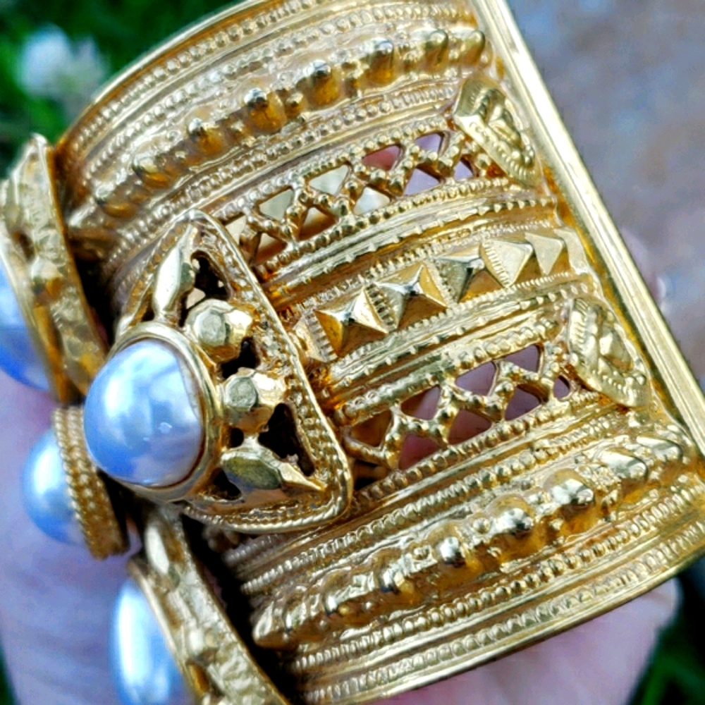 CONSIGNED* Ben Amun Lrg Etruscan Gold Pearl Cuff Bracelet - Picture 14 of 17